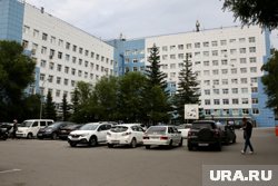 Мужчина находился в палате один и сумел разблокировать систему защиты окна