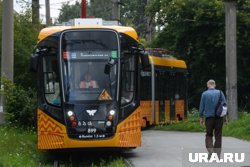 Не вмещается в остановки, но удобно с колясками: тест-драйв первого гигантского трамвая в Екатеринбурге. Видео