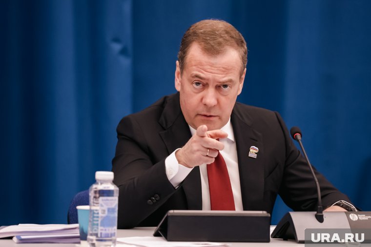 Не США решать, когда России «садиться за стол переговоров» с Украиной, заявил Медведев