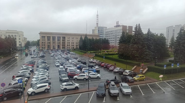 Сейчас площадь перед драмтеатром заставлена автомобилями