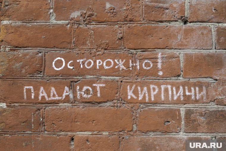 Жильцы просят обратить внимание на обрушение