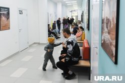 Посетители кабинета неотложной помощи ждут своей очереди часами