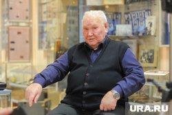 Сотрудники УФСБ поздравили ветерана Александра Макеева с почетным званием