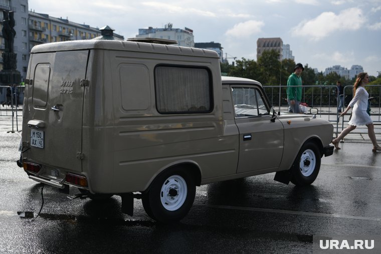 Автомобиль изготавливался с кузовом «фургон» или «пикап»