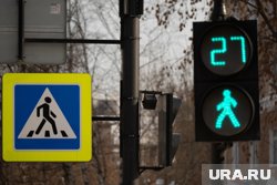 Девушка с дорожного знака, который открепился от опоры