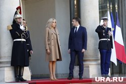 В 2007 году 29-летний Эммануэль сделал 54-летней Брижит предложение руки и сердца