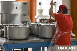 Работники учреждений допускали в пищу продукцию, не убедившись в ее качестве