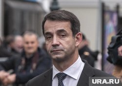 Дмитрий Певцов настраивает музыкальное оборудование на челябинской сцене (архивное фото)