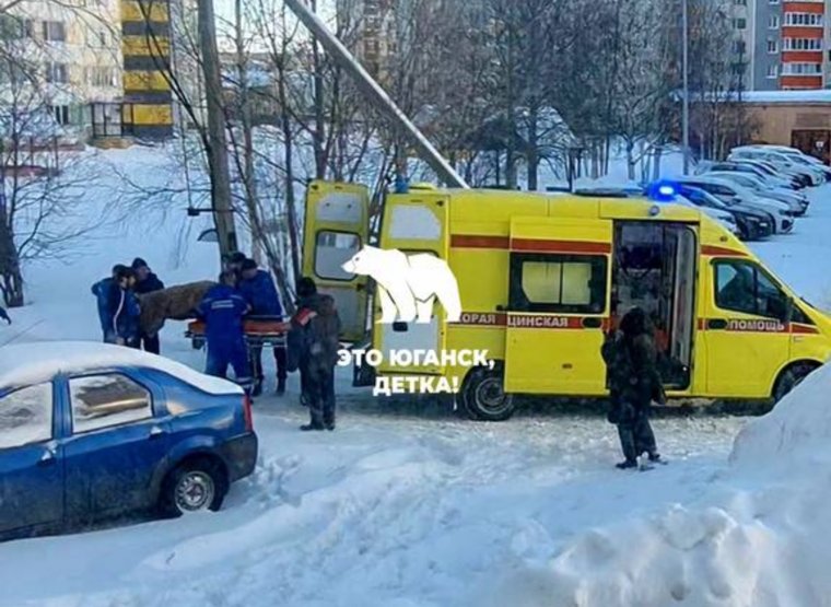 Девушку, выпавшую из многоэтажки в Нефтеюганске, увезли на скорой помощи