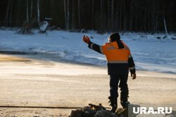 Специалисты контролируют соблюдение запрета выхода на лед