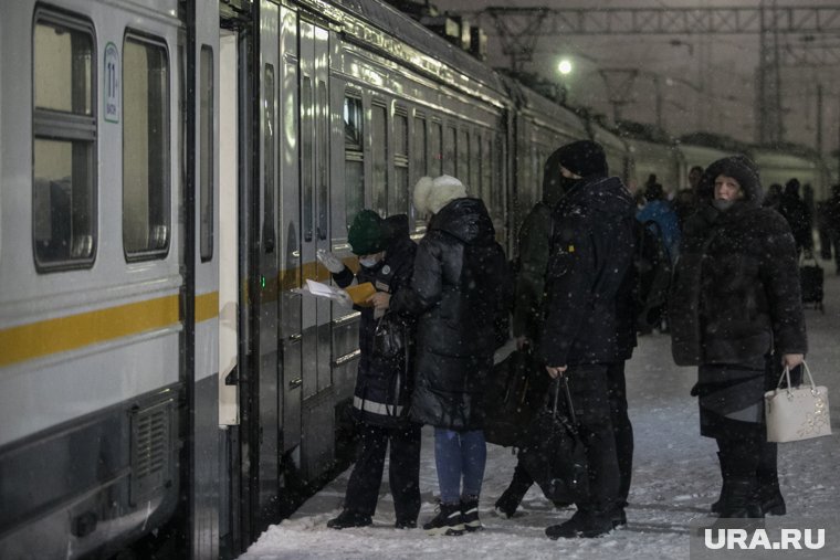 Проводник организует посадку в вагоны