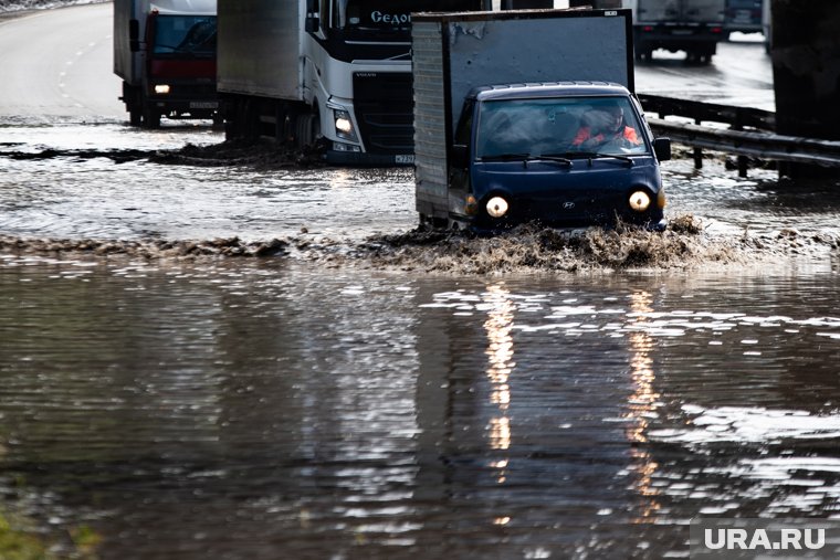 Вода доходит до фар автомобилей (архивное фото)