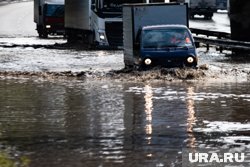 Вода доходит до фар автомобилей (архивное фото)