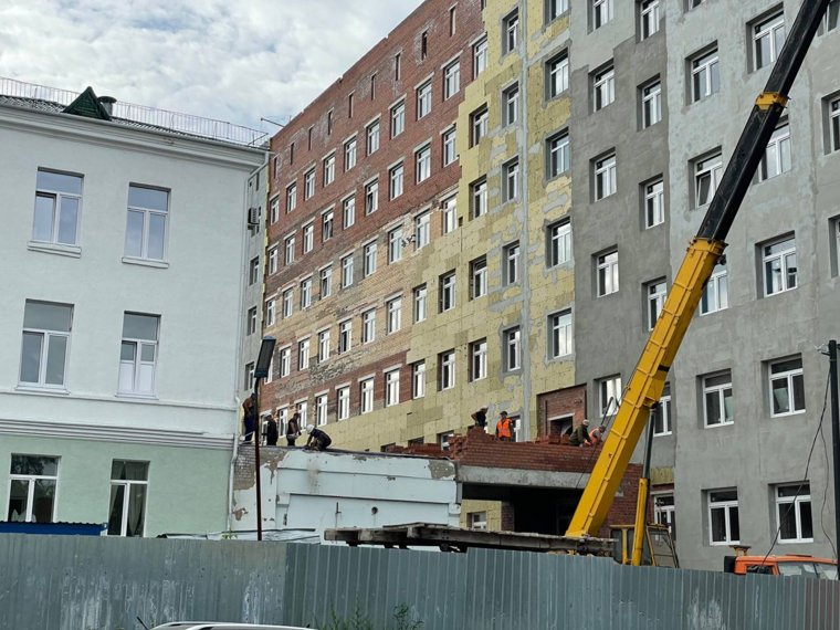Рабочие делают переход из взрослой поликлиники в КОБК