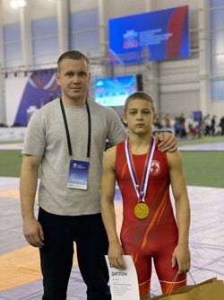 Пономарев получил спортивное звание (справа)