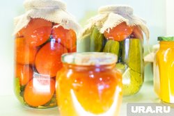 Средняя стоимость банки маринованных огурцов и помидоров составит 325 рублец