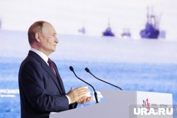 Путин выступает на пленарном заседании ВЭФ