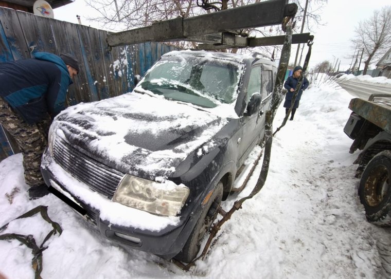 Приставы забирают автомобиль должника 