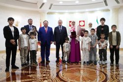 Многодетной семье из Ингушетии подарили новую квартиру