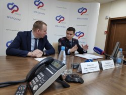 Подполковник полиции Дмитрий Евдокимов (справа) предупредил курганцев о мошеннических схемах