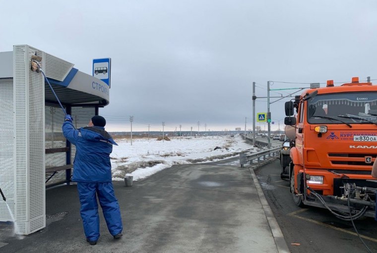 В Кургане начали отмывать остановки