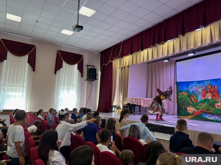 Ребятам представили спектакль про правила дорожного движения 