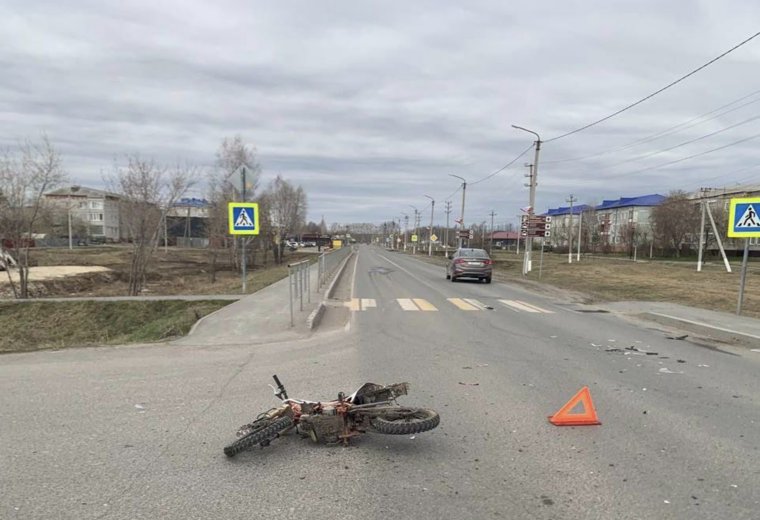 Мальчик на дороге в селе Червишево, управляя питбайком, не уступил дорогу автомобилю
