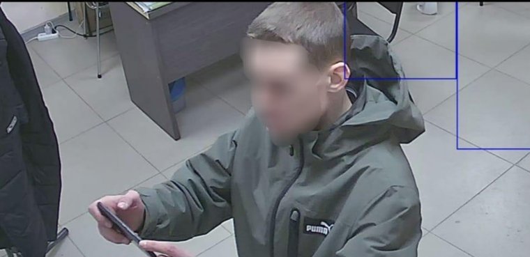 Угрожающий в офисе на камерах видеонаблюдения