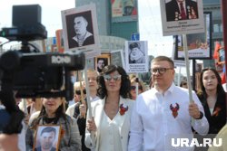 Чета Текслеров пронесла портреты воевавших родственников 