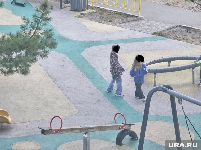 В Надыме малолетние запугивают детей на площадке