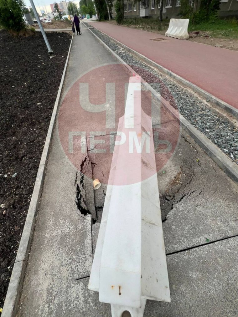 На провале установили ограждение