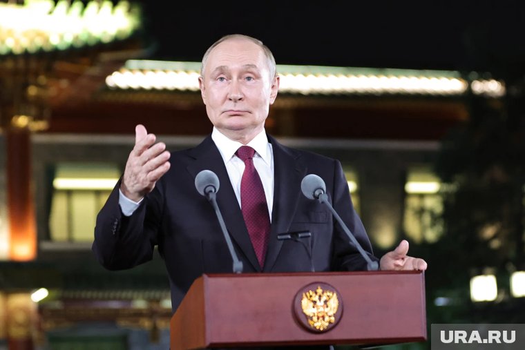Десятки лидеров поздравили президента Владимира Путина с днем рождения, но американский коллега Дональд Трамп пока не позвонил