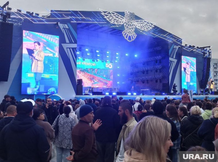 Артем Муратов ведет праздник на сцене на городской площади