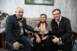Глава района пришел поздравить именинницу с юбилеем
