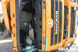 В Тазовском перевернулся грузовик