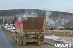 В легковом авто, которое врезалось в самосвал, пострадали трое мужчин, включая водителя