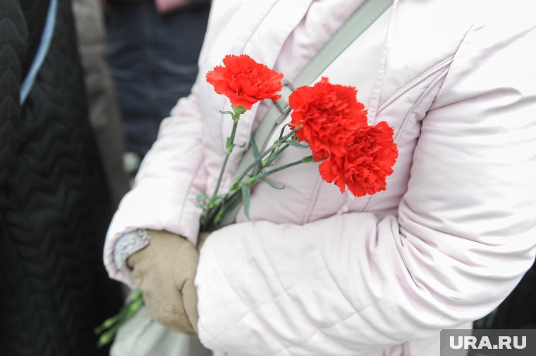 Женщина подкинула гвоздики и кладбищенскую землю на автомобили недругов