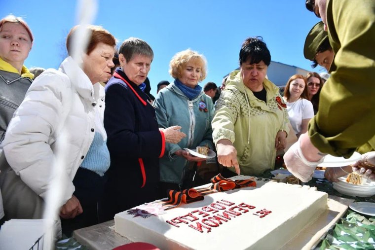 В конце праздника всех присутствующих угостили огромным тортом, весом более 50 кг