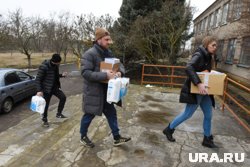 Среди добровольцев, помогающих Гумкорпусу, есть мэры, депутаты и чиновники
