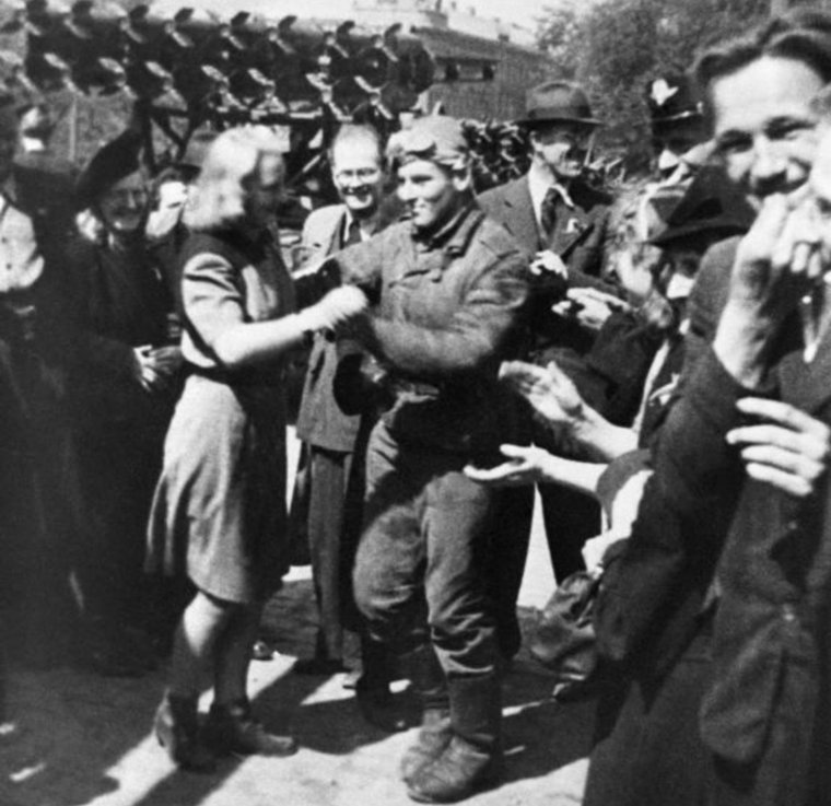 Наводчик реактивного миномета БМ-13 «Катюша» В.Н. Водонос танцует с девушкой в освобожденной Праге
