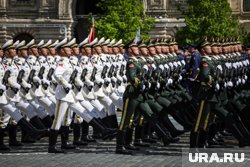 На параде в Пекине Китай амбициозно продемонстрировал силу, пишет NYT