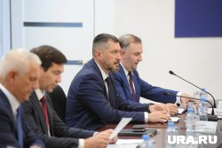 Денис Моисеев (второй справа) сохранит за собой пост лидера фракции ЕР еще на пять лет