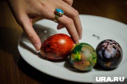На праздник было принято приносить в церковь вареные крашеные яйца и раздавать их в знак добрых пожеланий