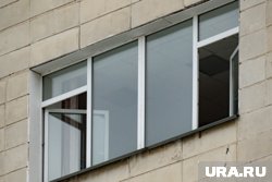 Сотрудники полиции вытащили мужчину, удерживая за ноги