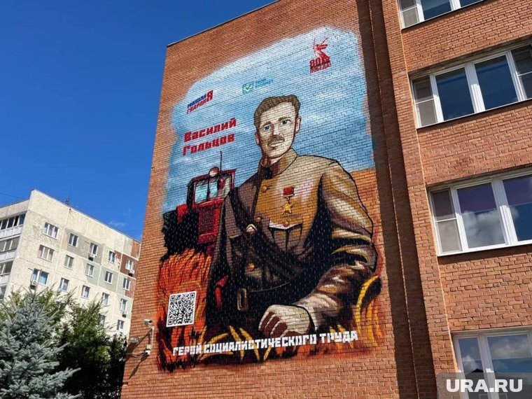 В двух тюменских школах появились муралы, посвященные Героям ВОВ