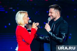 Помимо выступления на сцене артисты подогревают интерес поклонников к своему возможному роману и в соцсетях