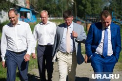 В администрацию Березовского Писцова (в белых брюках) привел именно Брозовский (крайний справа). 2016 год