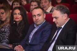 Александр Дубровский (в центре) остался без доли в заправочном бизнесе