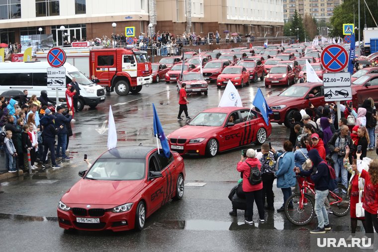 День города начался на площади у Технопарка. Отсюда стартовал Парад красных машин - визитная карточка дня рождения города. Его торжественно открыл мэр Максим Афанасьев