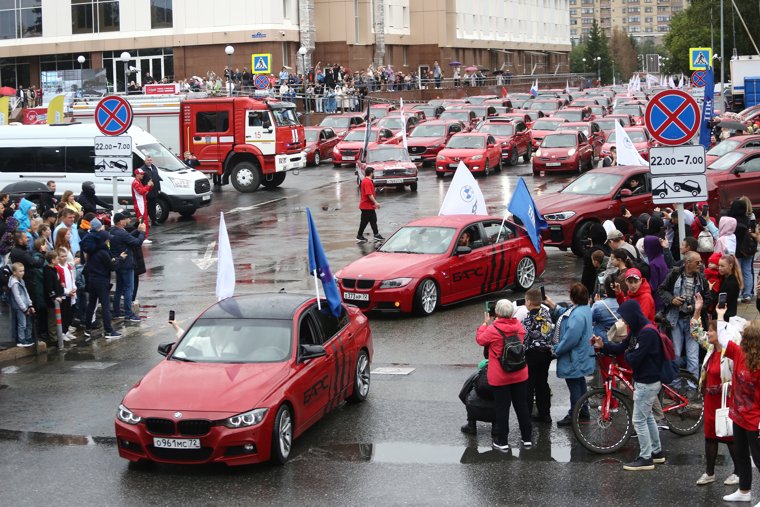 День города начался на площади у Технопарка. Отсюда стартовал парад красных машин - визитная карточка дня рождения города. Его торжественно открыл мэр Максим Афанасьев